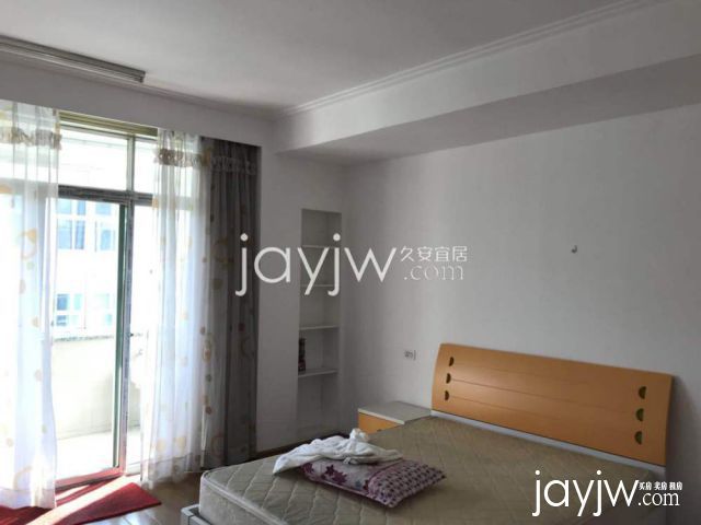 纺织三街靠近双排街6楼 边套 三证齐全 清水装修 随时看房