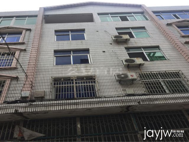 纺织五街落地房，三证齐全，靠威龙市场，诚售。