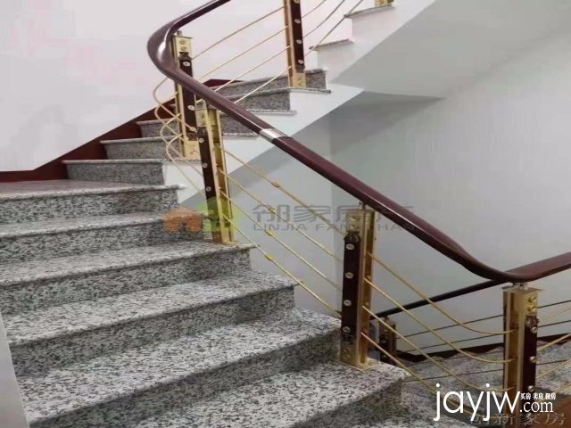 经贸路,三证齐全，落地房，清水装修，急售。