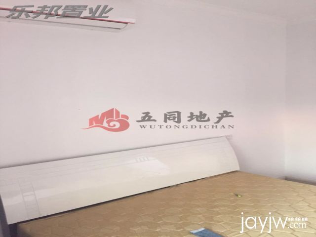 旧货市场4层水泥到顶  清水装修 批文 面积210平 价格58万 边间 诚心出售