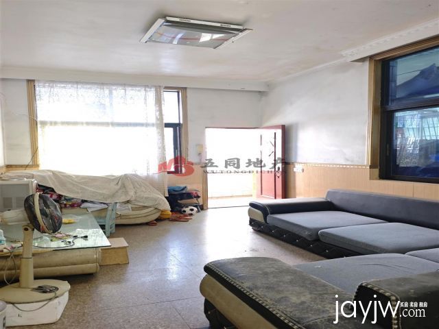 威龙小区3楼 8小8中 三证满五 清水装修  价格60万合适约看