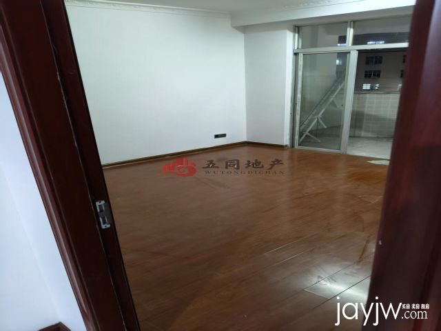 龙珠嘉园 4楼步梯 简单装修  总价45万 可小刀 合适约看