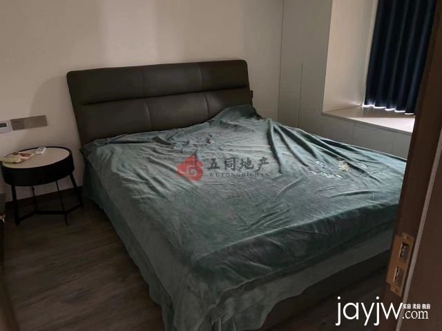 金港华庭 精装修 证件齐全 117平 好楼层 价格150万带车位 看不到庙