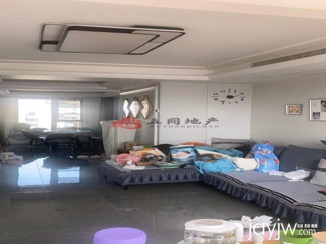 金港华庭 精装修117平方， 三证齐全 边套  价格130万 诚心出售