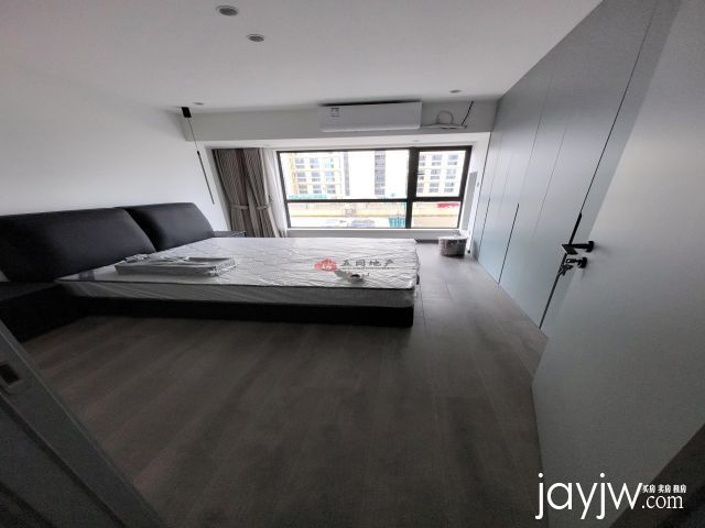 东方世贸 证件齐全 精装修 已经隔开3层52平方  需要东方世贸的找我