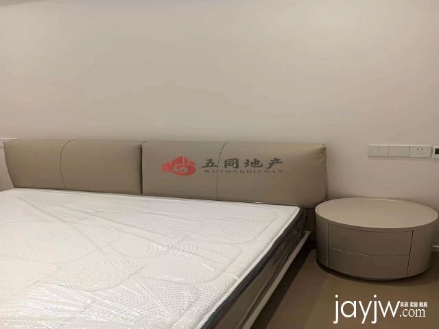 金誉府A区精装修90平125万 证件齐全 满二 拎包入住