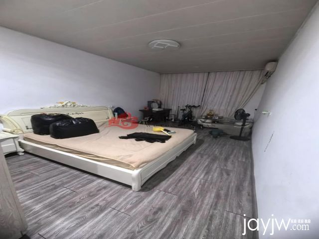 旧货市场4层水泥到顶  清水装修 发票 150平 价格诚心45万-