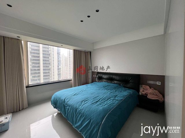 天和景园 证件齐全 边套 123平 精装修 总价175万带车位 诚心出售-